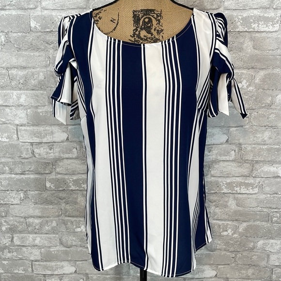 Roz & Ali Stripe Tie on Sleeve Top - Picture 1 of 6